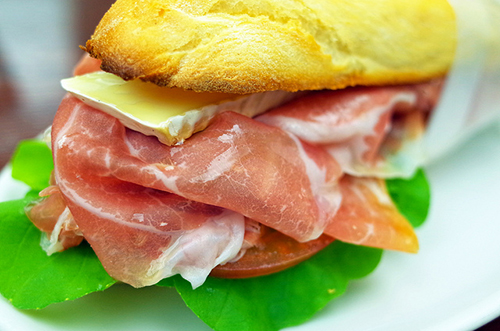 Bar Ciacco & Bacco: H&atilde;y suy nghĩ lại nếu bạn cho rằng Italy chỉ c&oacute; m&oacute;n m&igrave; sợi v&agrave; pizza. Ciacco & Bacco l&agrave; một qu&aacute;n bar sandwich nhỏ quyến rũ, nơi lu&ocirc;n c&oacute; c&aacute;c m&oacute;n salad v&agrave; sandwich bắt mắt với c&aacute; tươi v&agrave; thịt hảo hạng. Thậm ch&iacute; chỉ với thịt, ph&ocirc; mai v&agrave; b&aacute;nh m&igrave;, Ciacco & Bacco cũng l&agrave; lựa chọn ho&agrave;n hảo cho những người bận rộn.